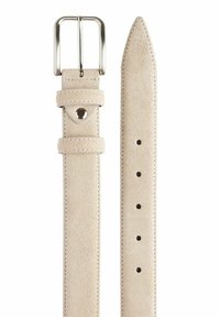 Suedebälte i ljusbeige med en silvermetallspänne. Har en slät yta och fem justeringshål längs remmen för storleksanpassning.