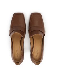 Ballerine in pelle marrone con punta squadrata, dotate di una fascia larga sulla parte superiore. Texture liscia e design minimalista.