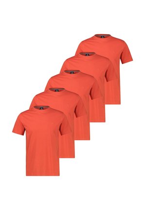 Fem identiske ensfarvede orange t-shirts med korte ærmer og rund hals, arrangeret i en forskudt, overlappende række.