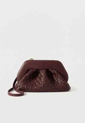Bolsa bordô com um topo sintético elegante e base em couro trançado. Apresenta uma forma estruturada, fundo plano e uma alça destacável.