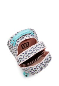 Zaino con motivo rosa e dettagli blu; presenta una chiusura con cerniera, scomparti spaziosi e un portachiavi con pom-pom blu soffice.