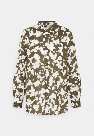 Blusa de manga larga con botones, con un estampado floral en verde oliva y blanco y un cuello clásico sobre fondo blanco.