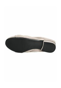 Beige Wildlederflachschuh mit einer schwarzen Gummisohle. Er hat eine runde Zehenpartie und eine glatte Textur, ohne zusätzliche Verzierungen.