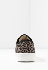 Tenisky z plátna s leopardím potiskem, černým textilním límcem a bílou gumovou podrážkou, s jemnými švy na zadní straně.