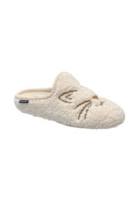 Des chaussons couleur crème en textile moelleux, présentants un design de visage de chat en relief avec des moustaches brunes et un accent doré pour le nez.