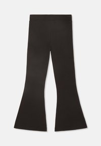 Leggings negros acampanados con una textura suave y cinturilla elástica. Presentan una parte superior ajustada y una pierna inferior acampanada que termina a la mitad de la pantorrilla.
