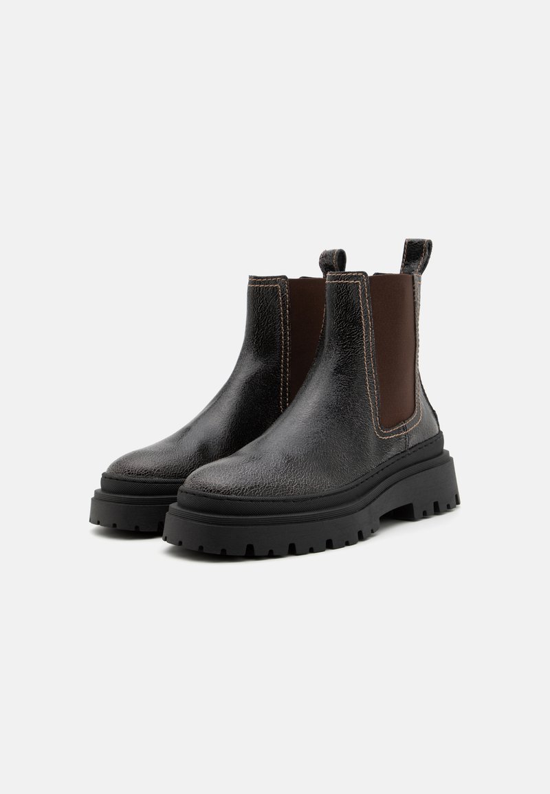 Schwarze Leder-Chelsea-Stiefel mit strukturiertem Finish, elastischen braunen Einsätzen, kontrastierenden Nähten und klobigen schwarzen Gummisohlen.