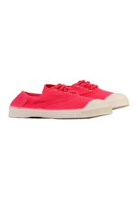 Une paire de baskets en toile rouges vives avec des semelles en caoutchouc blanc et des embouts, présentées côte à côte sur un fond blanc.