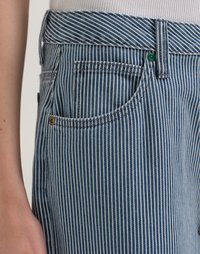 Blauw-witte gestreepte denim jeans met een hoge tailleband, voorzien van voorzakken en een groene accentknop.