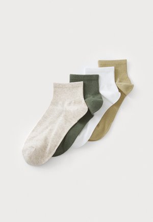 Vier paar enkelsokken in beige, groen, wit en olijfgroen. Zachte katoenmix met ribbelboorden en een gladde textuur.