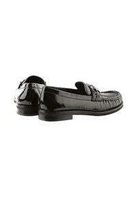 Mocassins en cuir verni noir avec un motif crocodile texturé, dotés d'une semelle lisse et de quincaillerie décorative sur le dessus.