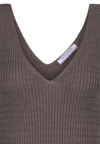 Bruine geribbelde trui met een diepe V-hals en een label met de tekst "FELIX HARDY". De stof heeft een gestructureerd patroon en een aansluitend ontwerp.