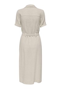Robe beige longueur genou avec manches courtes, col et ceinture assortie, vue de dos sur fond blanc.