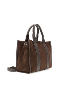 Brun suedetote bag med mørkegrå læderdetaljer, der har to håndtag, en aftagelig skulderrem og kontrasterende stikninger.