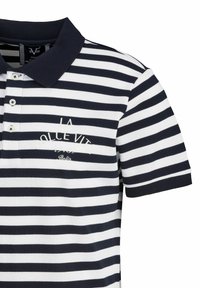Gestreepte polo in marineblauw en wit. Bevat een kraag, drie knopen en geborduurde tekst "LA DOLCE VITA" aan de linkerkant.