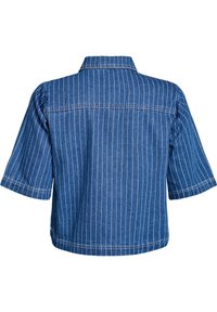 Camisa de denim azul de manga corta con rayas blancas verticales. Presenta un collar clásico y un dobladillo recto. Tejido texturizado con costuras visibles.