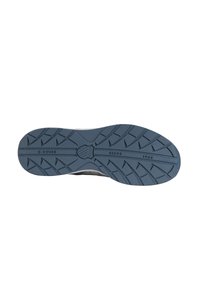 La semelle extérieure de la chaussure de sport est en caoutchouc gris texturé avec des motifs de profondeur pour une meilleure adhérence. "K-Swiss" et "Depuis 1966" sont embossés.