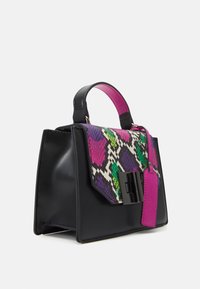 Petit sac à main noir avec rabat en cuir de serpent multicolore violet, vert et blanc, poignée supérieure, fermoir carré noir et étiquette à bagages rose.