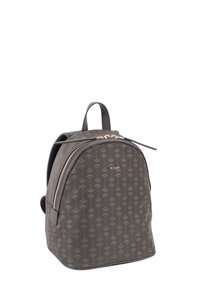 Grå präglad ryggsäck med rundad form, guldiga detaljer och dubbla sidremmar. Har ett subtilt blommönster på det texturerade materialet.