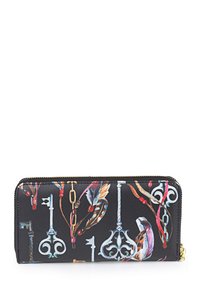 Cartera negra con un patrón colorido de llaves y plumas, con cierre de cremallera y acentos en dorado. Material suave con detalles vibrantes.