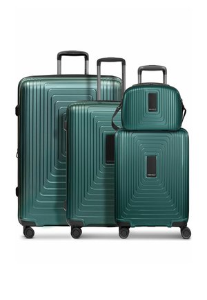 Quattro valigie rigide verde scuro con manici telescopici e ruote, disposte per dimensione dalla più grande alla più piccola, con una borsa da viaggio sopra.