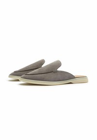 Scarpe slip-on in suede grigio con punta affusolata e tomaia morbida. Presentano una suola in gomma chiara e dettagli di cucitura minimi.