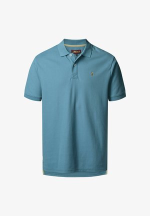 Lichtblauwe polo t-shirt van gestructureerde stof. Het heeft een opstaande kraag, een placket met twee knopen en een klein gouden embleem op de borst.