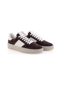 Braune Wildleder-Sneaker mit weißen Akzenten, strukturiertem Gummisohle, flachen Schnürsenkeln, gepolstertem Zunge und seitlichem Streifendesign.