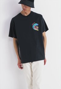 Levi's® VINTAGE FIT GRAPHIC - T-shirts med print - pirate black