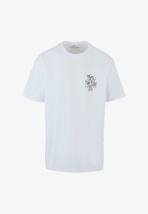 Valge puuvillane T-särk, millel on ümara kaela ja lühikesed varrukad, vasakul rinnal must graafiline tekstidisain.