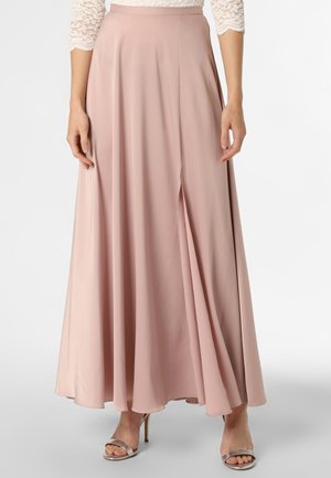 Lyserosa, flydende maxi-nederdel med plisseringer, knælange slidser og glat tekstur. Båret med sølvfarvede hæle.