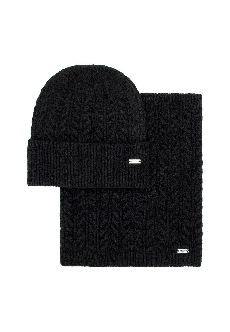 Zestaw czarnej dzianinowej czapki i szalika z wzorem warkoczowym. Charakteryzuje się prążkowanymi brzegami i małą, firmową metką. Miękka tekstura, ciepły materiał.