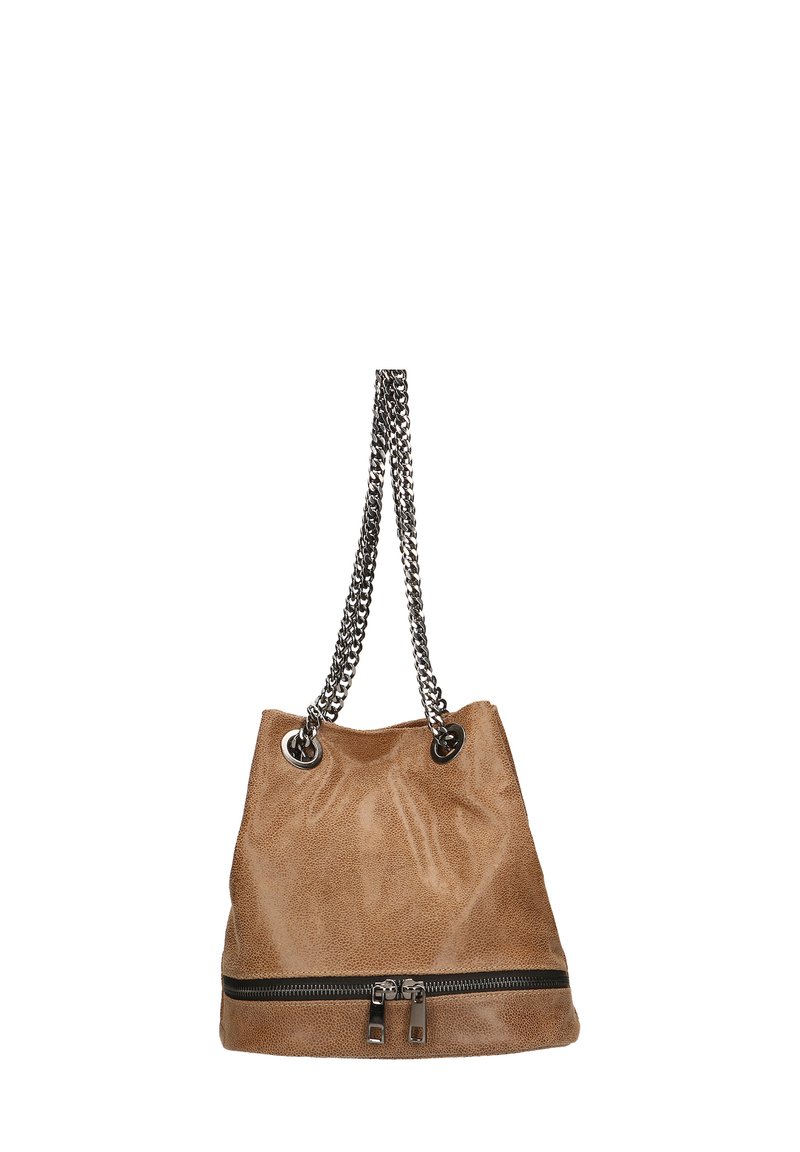 Borsa a secchiello in suede marrone con manici in catena argentata. Presenta un fondo con zip e dettagli in occhiello. Tessuto liscio con una lucentezza sottile.