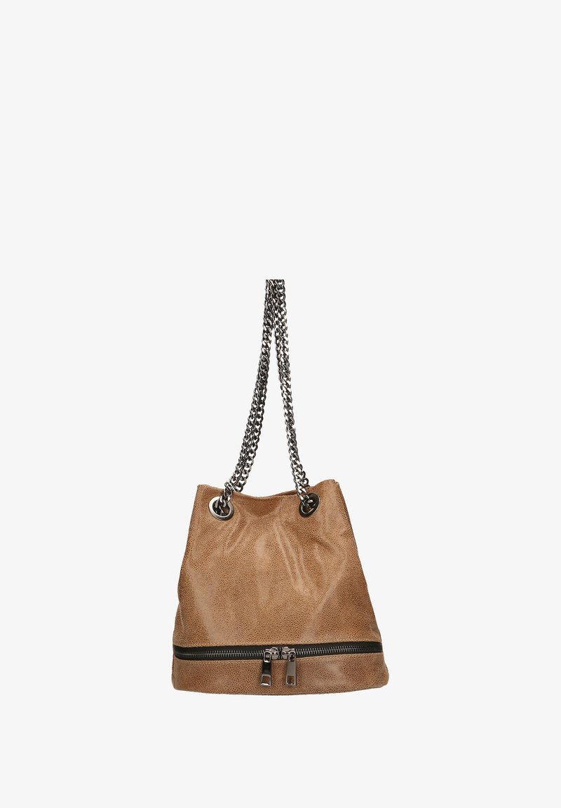Borsa a secchiello in suede marrone con manici in catena argentata. Presenta un fondo con zip e dettagli in occhiello. Tessuto liscio con una lucentezza sottile.