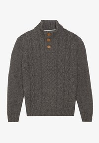 Maglione grigio lavorato a maglia con collo alto e tre bottoni in legno. Il tessuto strutturato presenta un motivo a trecce e polsini a coste.