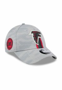 Casquette de baseball grise des Atlanta Falcons avec le logo de l'équipe sur le devant et un patch rouge sur le côté, en tissu texturé, avec visière incurvée et autocollant de taille extensible.