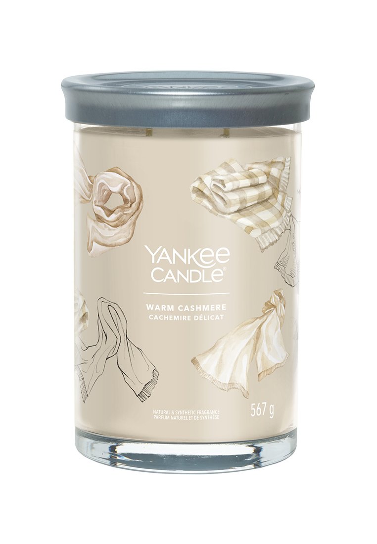 Yankee Candle-Glasgefäß mit transparentem Glasboden, grauem Deckel und beigem Etikett, das Illustrationen von kaschmirähnlichem Stoff zeigt. 567 g Fassungsvermögen.
