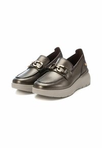 Zapatos de cuero gris metálico oscuro con punta redonda, cuello acolchado, hebilla decorativa de cadena y una suela gruesa de plataforma gris claro.