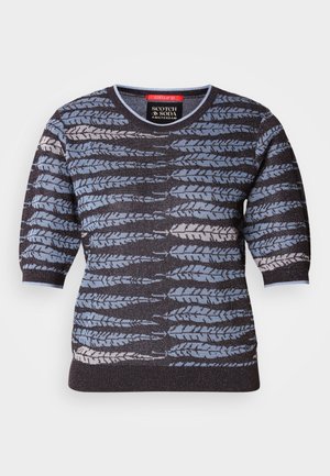 Sweter z krótkimi rękawami, prezentujący czarną bazę oraz niebieski, szary i biały wzór liści. Okrągły dekolt i strukturalna tkanina.