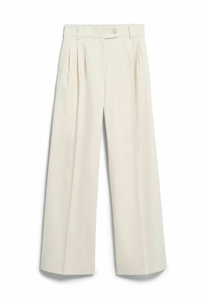 Cremefarbene Hosen mit weitem Bein, vorne mit Falten, Seiten-Taschen, Gürtelschlaufen und Knopfverschluss an der Taille, auf weißem Hintergrund dargestellt.