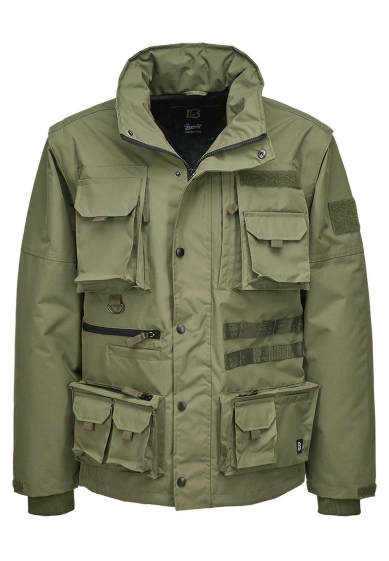 Chaqueta verde oliva con varios bolsillos, cremalleras y parches de velcro. Confeccionada en un tejido duradero con un diseño estructurado y funcional.