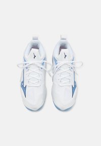 Zapatillas deportivas blancas con acentos azul claro y malla texturizada, con un diseño de cordones y un logotipo prominente.