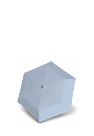 Parapluie bleu clair à huit panneaux vu de dessus, entièrement ouvert, projetant une ombre subtile sur un fond blanc.