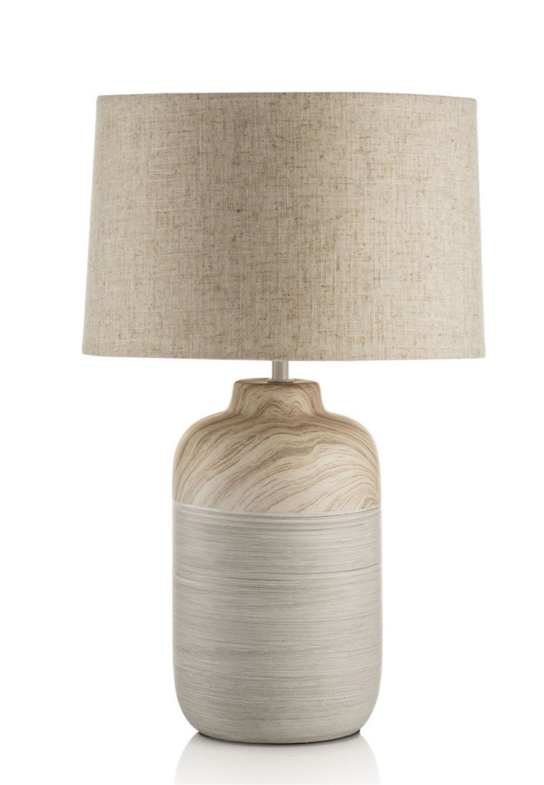 Keramische lamp met een ronde, tweekleurige voet; het bovenste gedeelte heeft een houtachtig patroon in lichtbeige, het onderste gedeelte is glad en lichtgrijs. Linnen trommelkap.