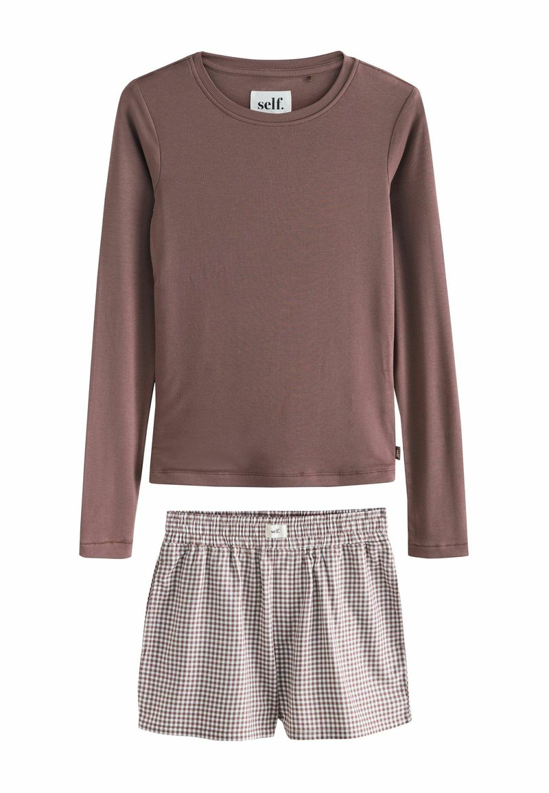 Langärmliges mauvefarbenes Oberteil mit gerippter Textur, kombiniert mit karierten, leichten Shorts in Braun und Creme. Beide Teile haben einen lässigen Schnitt.