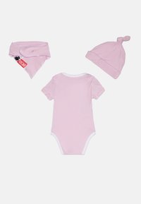 Svetlo roza bodi za dojenčke s kratkimi rokavi in belim obrobom, v kompletu z usklajenim bandana bibom in zavezeno kapico. Mehek bombažni material.