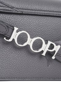 Grå tekstureret lædertaske med en sølv "JOOP!" logo clasp og stikninger. Justerbar strop med glatte læderdetaljer.