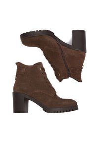 Rjave semširne gležnarske škornje z debelimi petami, stranskimi zadrgami in vezalkami, prikazane na beli podlagi.