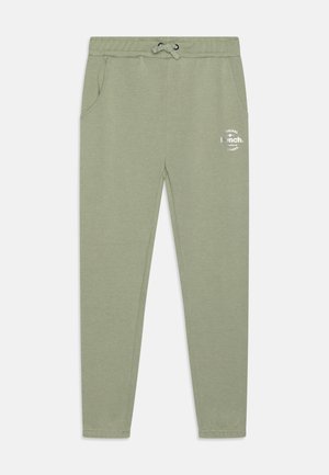 Pantalones deportivos verde claro con cintura elástica y cordón, bolsillos laterales y pequeño logo blanco en el muslo superior.