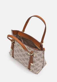 Lille beige og brun DKNY håndtaske med monogrammønster, dobbelte brune håndtag og synlig lynlåslomme indeni.